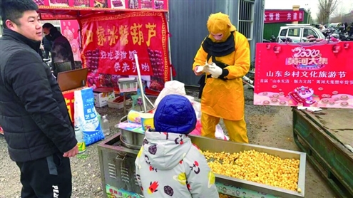 大家纷纷驻足停留,挑选心仪的年货